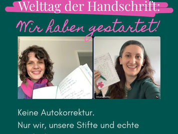 Steffi und Dilyana halten ihre vollgestriebenen Notizbücher hoch und feiern damit den Welttag der Handschrift am 23. Januar