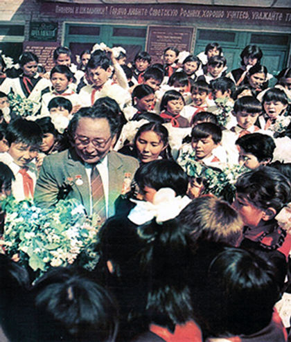 Жуынатын бөлмедегі порно видеолары Әйел күйеуін досымен ұстап алды.