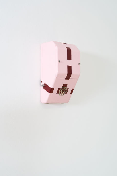EASTER EGG - MOKSHI, petit objet sculpté rose accroché au mur.