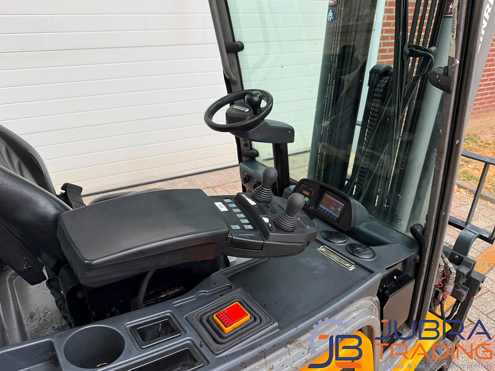 Miniaturbild: Bestuurdersplaats van Jungheinrich EFG320 heftruck bij Jubra Trading