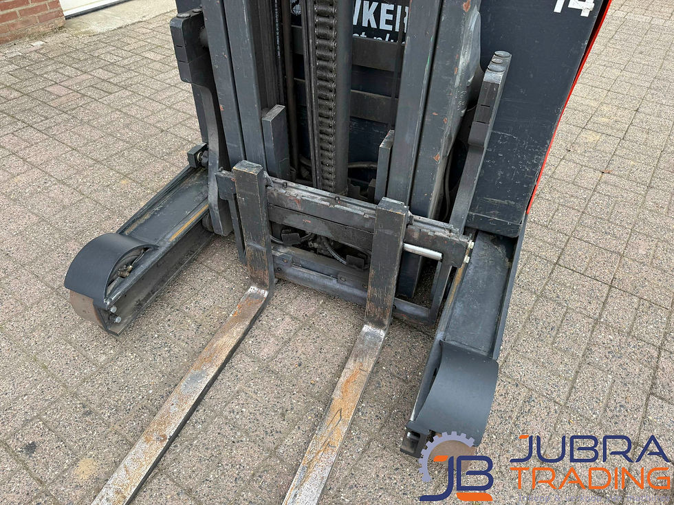 Thumbnail: Linde R12B elektrische reachtruck uit 2016 met Triplex mast en 48V aandrijving.