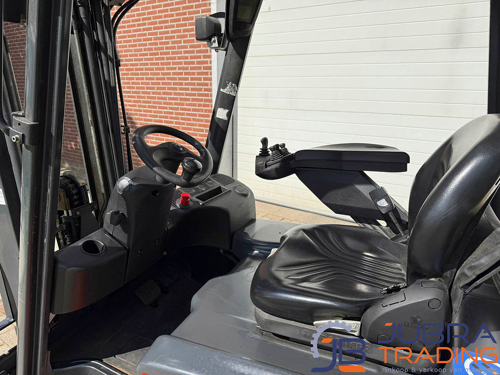Miniaturbild: linde-e20ph-01-elektrisch-heftruck-2014-10300u-cabine-interieur-jubra-trading.jpg
