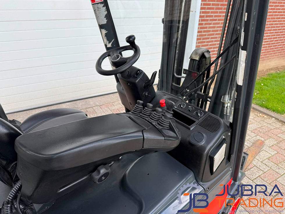 Miniaturbild: linde-e16c-02-elektrisch-heftruck-2014-13428u-cabine-interieur-jubra-trading.jpg