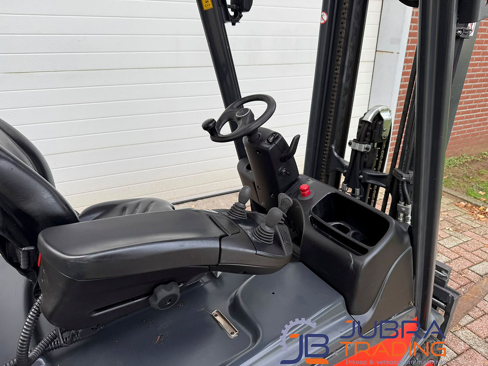 Thumbnail: Linde E16-02 elektrische heftruck bestuurdersplaats andere zijde