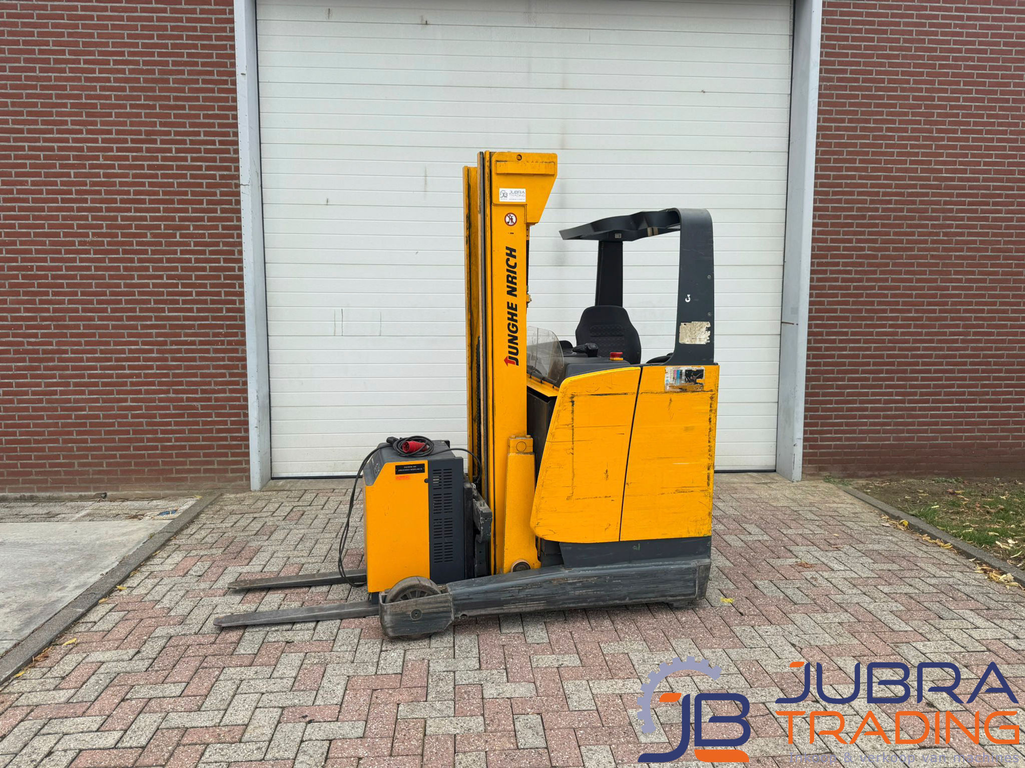 Jungheinrich ETV14 elektrische reachtruck met 48V aandrijving in zijaanzicht voor intern transport bij Jubra Trading