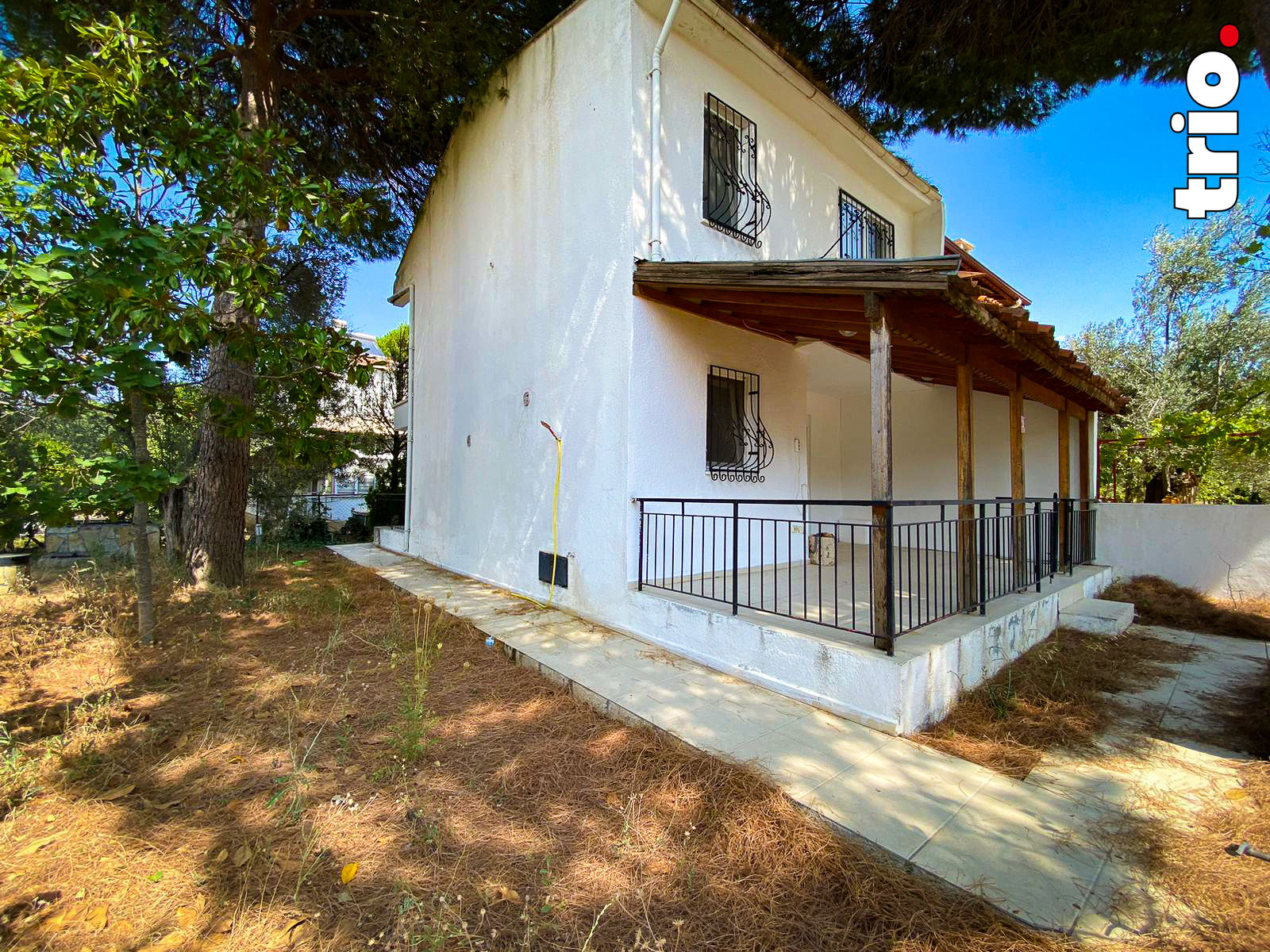 Ayvalık Sahilkent'te Denize Sıfır Sitede Satılık Bahçeli Villa