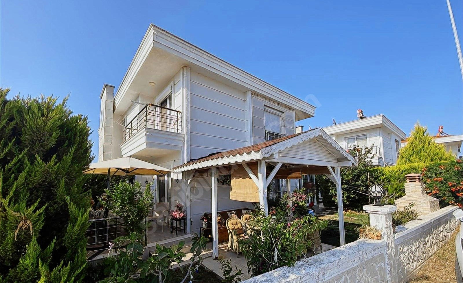 Küçükköy’de Havuzlu Sitede Eşyalı, Özel Girişli, Geniş Bahçeli Köşe Villa!