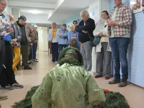 Een performance met muziek tijdens de opening van Au Col Des Collages 16 mei 2026