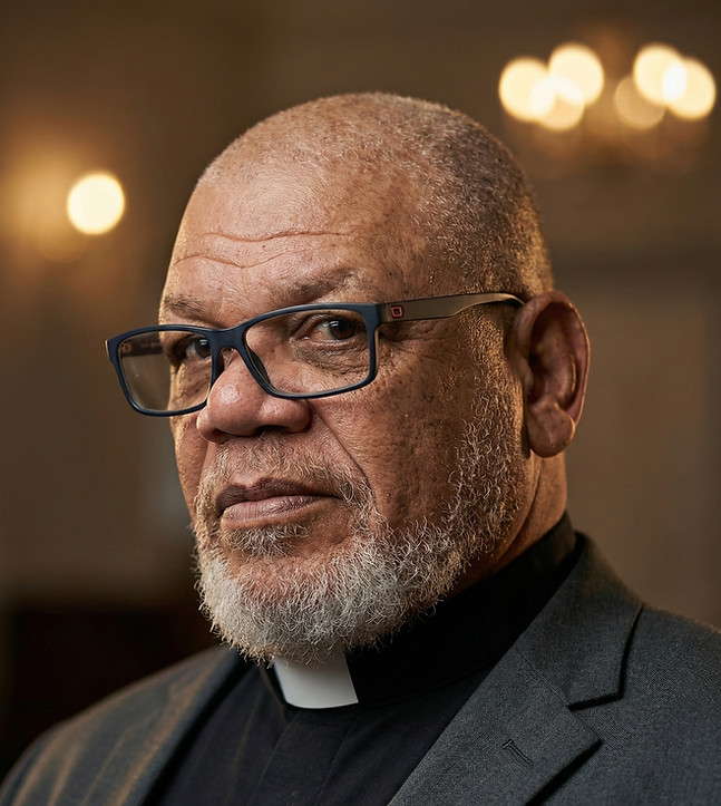 Pastor Henrique Lino_edited.jpg