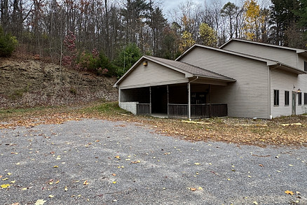 Hillside Hideaway Retreat exterior parking lot view