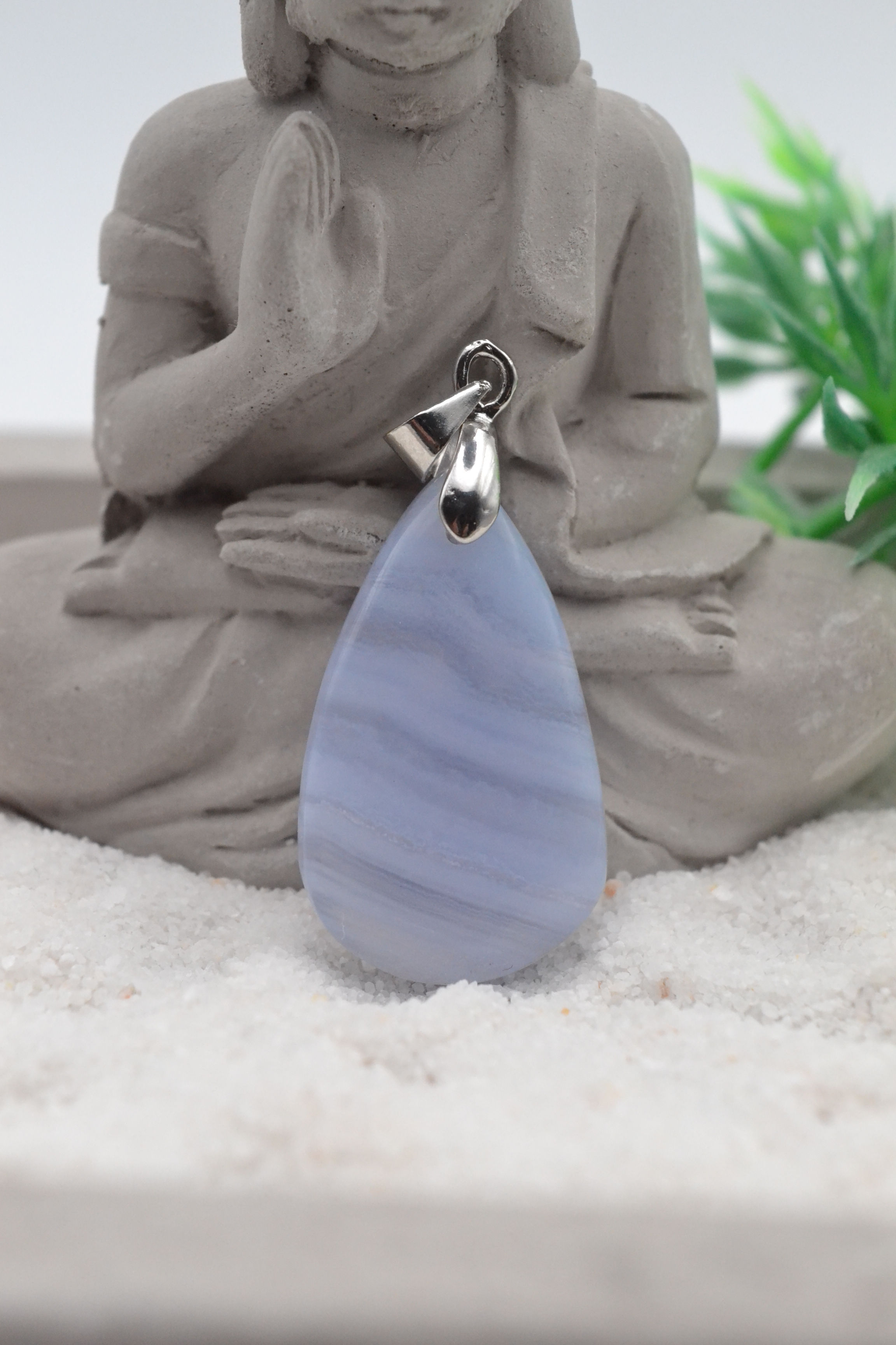 Pendentif en calcédoine bleue – Pierre naturelle de communication et d’apaisement