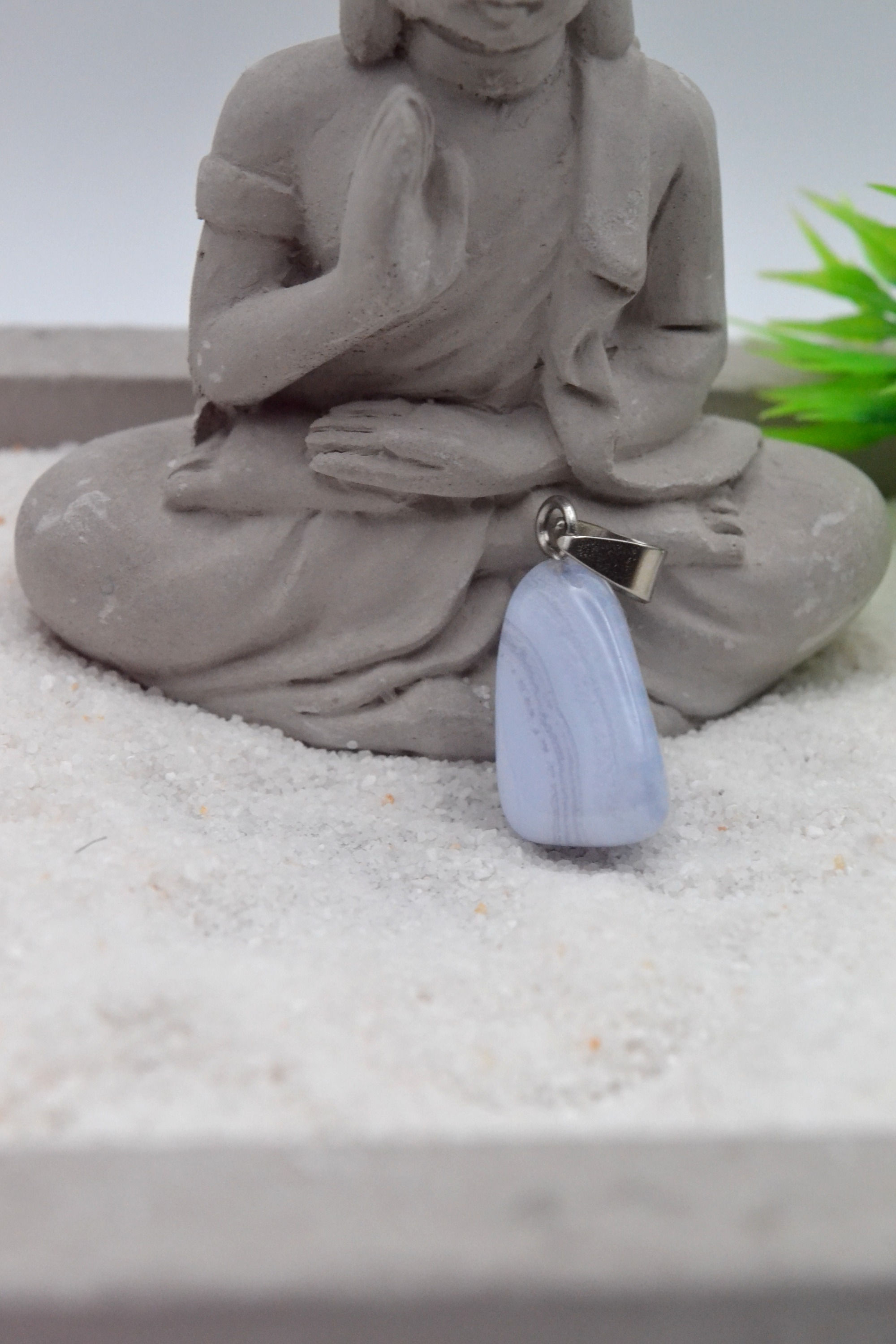 Pendentif en calcédoine bleue – Pierre naturelle de communication et d’apaisement