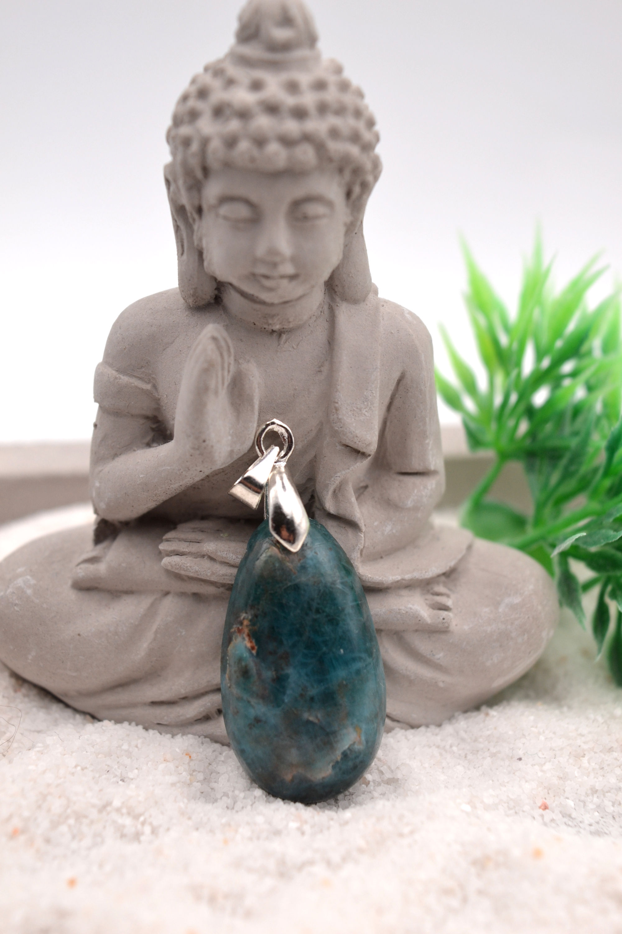 Pendentif en apatite – Pierre naturelle de régulation émotionnelle et lâcher-prise