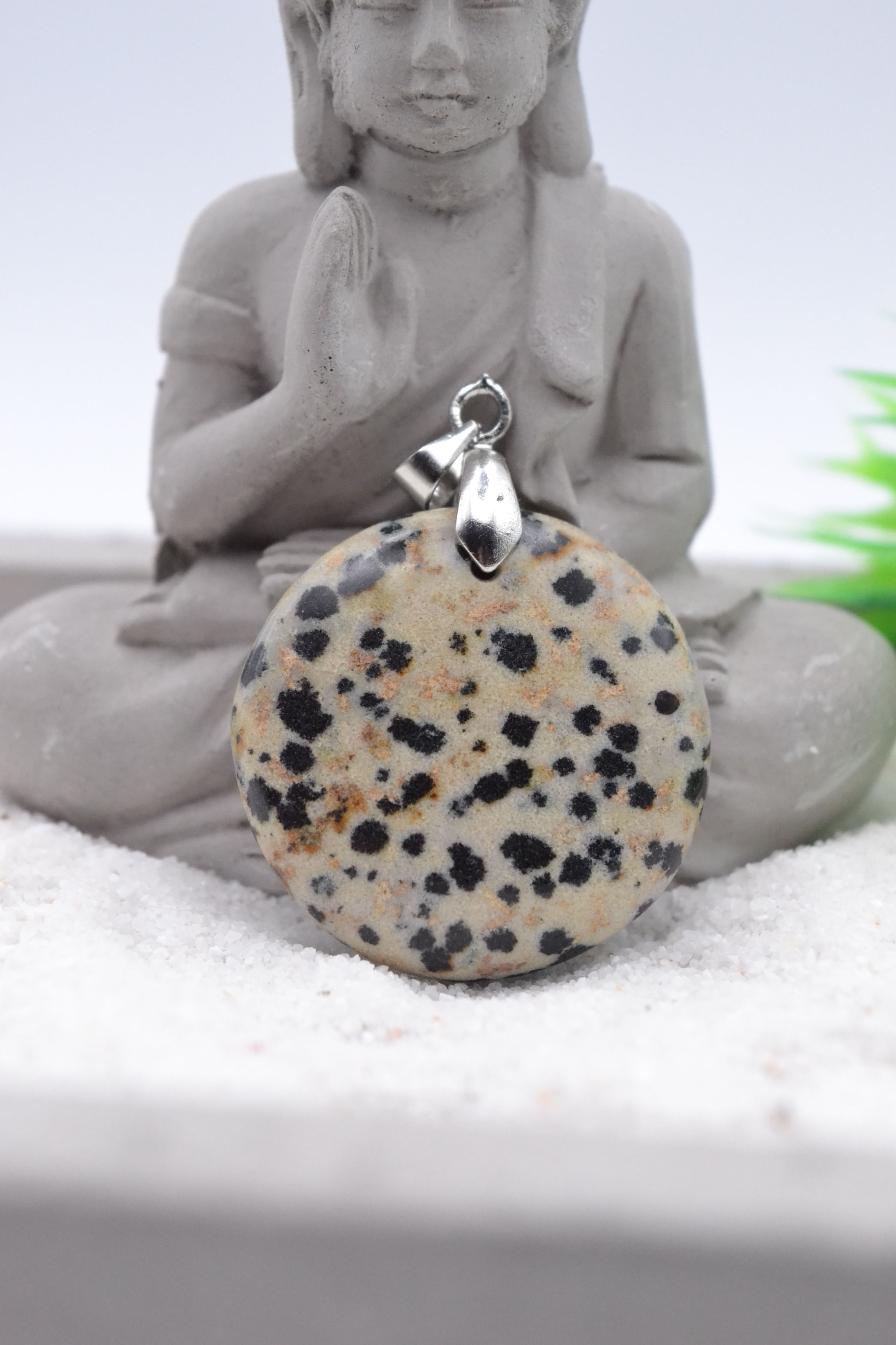 Pendentif en jaspe dalmatien – Pierre naturelle pour l’équilibre et le soutien émotionnel