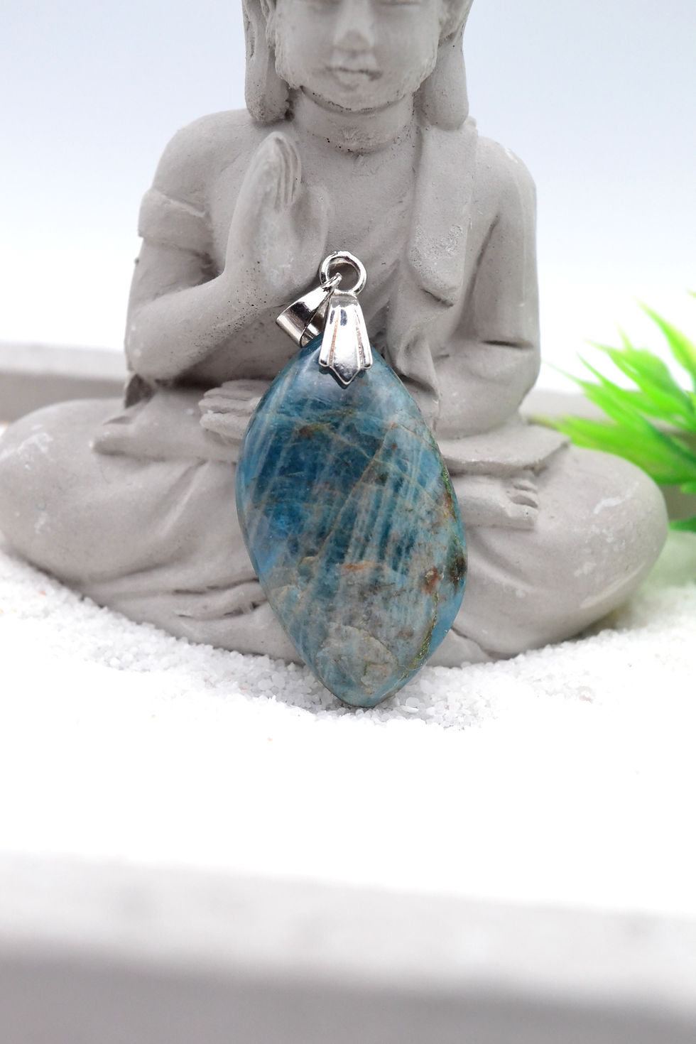 Pendentif en apatite – Pierre naturelle de régulation émotionnelle et lâcher-prise