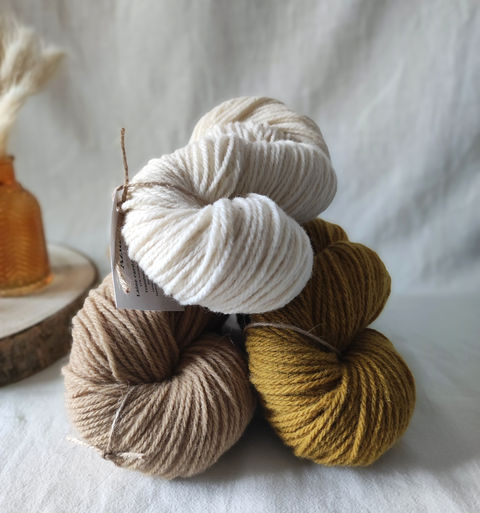laine à tricoter des pyrénées de brebis lourdaises et tarasconnaises
écheveaux de laine
laine teinte à la main à l'atelier Myrobolan