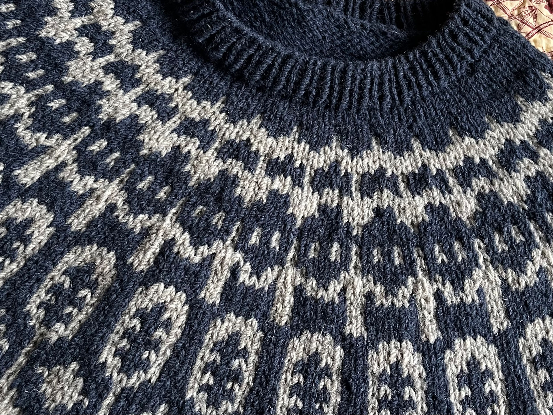 Pull Azuni tricoté par Nadine