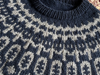 Pull Azuni tricoté par Nadine