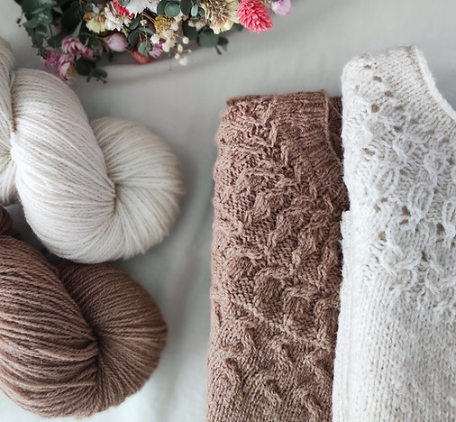 Ilha et Neve sweaters d'Orlane Sucche tricotés avec les fils Azun Sport en laine naturelle des pyrénées, par knitty and woolly