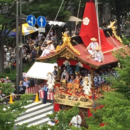Eloping in Kyoto in July/August can get more historical and cultural experience.