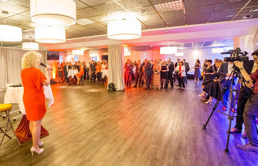 Wie schafft man es, in einer Benefiz-Veranstaltung Informationen und Rückblicke auf eine leichte und humorvolle Art und Weise in der Moderation zu verpacken?