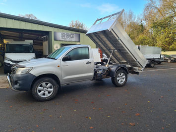Side view of drop sides Tipper with extended hydraulics