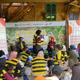 Aktivitas keluarga bermain board game edukatif dalam Funancial Board Game Adventure di Board Game Land Purwokerto