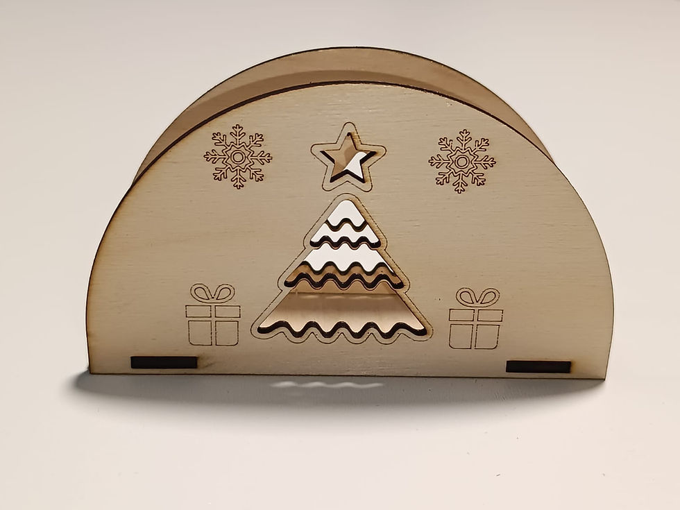 Přední pohled na složený dřevěný vánoční držák na ubrousky s motivem vánočního stromku, hvězdy, sněhových vloček a dárků