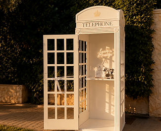 English Wishing Phone Booth σε λευκό τηλεφωνικό θάλαμο με vintage τηλέφωνο ευχών για γάμους, luxury events και θεματικά parties
English Wishing Phone Booth in a white telephone booth with a vintage wishing phone for weddings, luxury events and themed parties