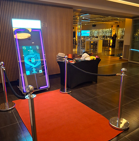 A spacious XXL Classic Mirror Photobooth, allowing large groups to take photos together comfortably.