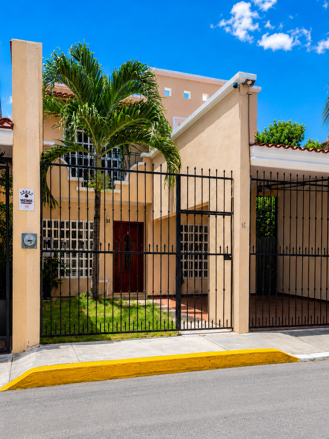 House for Sale in a Gated Community with Pool, Central Cancún
