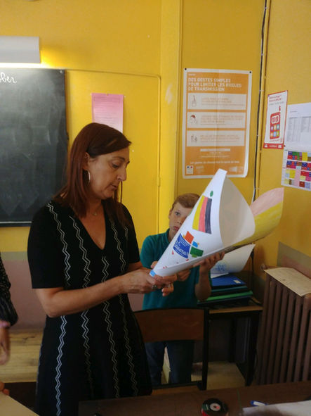 Préparation de Schultüten par les élèves de CM2 en cours d'allemand