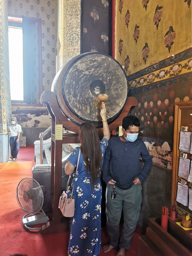 ตีกลองเพื่อเรียกเทพ คติความเชื่อแบบจีน (ในบางครั้ง ทางวัดจะเคลื่อนย้ายกลองออกไปจากบริเวณนี้)