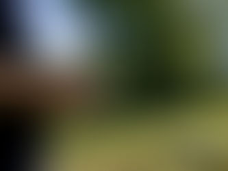 Un pilote de drone s'apprête à installer son équipement pour filmer un mariage.