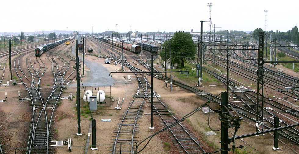 Gare de triage de Villeneuve-Saint-Georges en 2008. Vue depuis le pont de la N186, près du Carrefour Pompadour, au nord de la gare de triage (auteurs Benjism89 et Marku1988 sous la licence CC BY-SA 3.0 sur Wikimédia Commons)