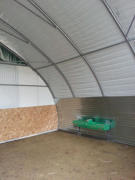 Interior fermă capre cu pereți izolați și adapatoare Biglac 90 L