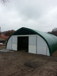 Fermă Nordiclair : construcție pe structura metalică galvanizata cu diametrul de 60mm , fixare structura prin sistem de gheare , izolata cu vata minerala de 80mm . Acoperire cu prelata verde . Depozit si zona de stabulatie capre și oi . Adăpatori Biglac 90 pentru animale de ferma.
