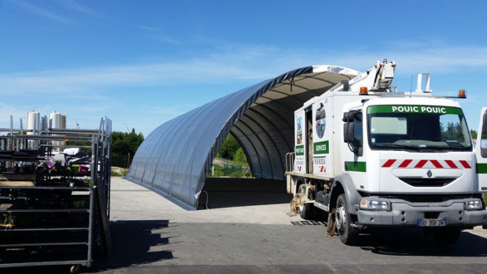 Tunel de depozitare cu folie neagră și înălțime pentru acces camion