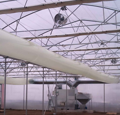 Sistem de incalzire complet cu generator de aer cald pe peleti intr-o sera de castraveti in Bulgaria 