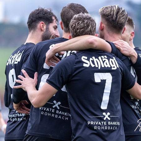Fußballer, die jubeln