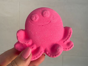 FIRST IMPRESSIONS: Lush How Many Tickles Does It Take To Make An Octopus Laugh? Bath Bomb