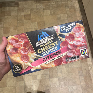 FIRST IMPRESSIONS: Chicago Town Ultimate Cheesy Deep Dish Pepp Extreme on a Cheesy Sauce