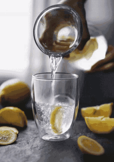 Vaso de agua con limón
