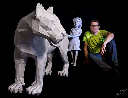 Papiertiger und Mädchen aus Papier