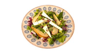 Solata s kozjim sirom, lešniki, hruško in medenim prelivom