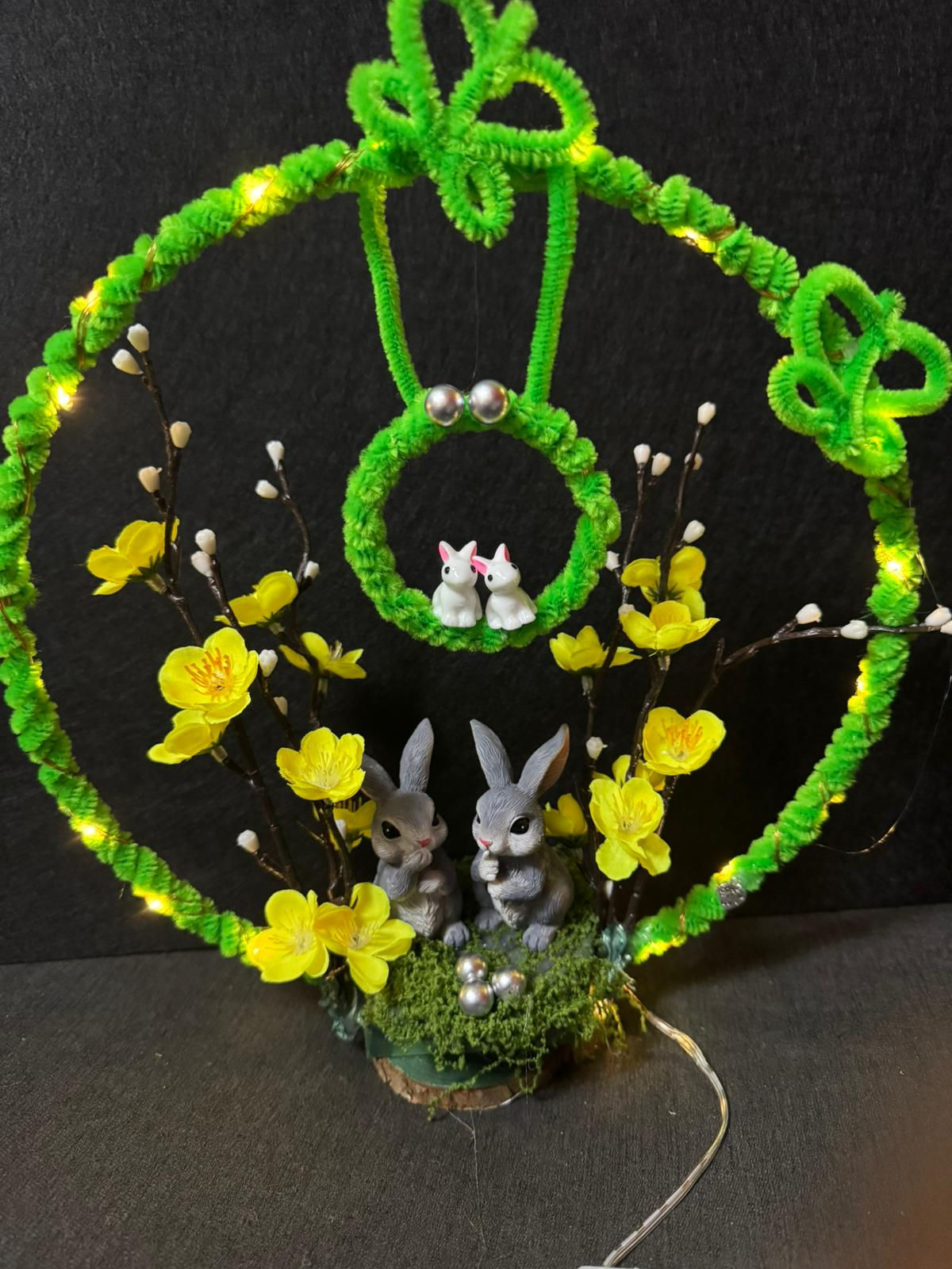 Geschmückter Ring mit Lichterkette und Standfuß 