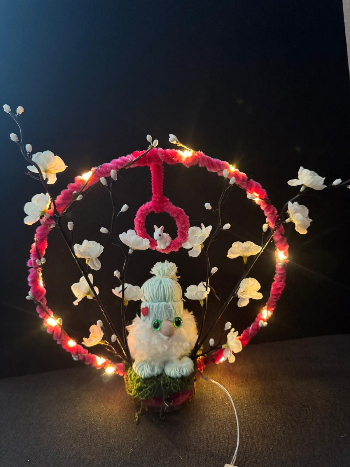 Geschmückter Ring mit Lichterkette und Standfuß 