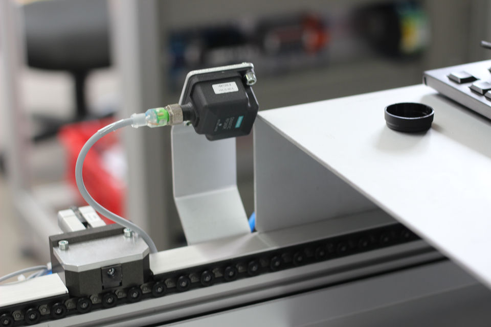 RFID-Identifikation zur Steuerung von Werkstücken und Produkten innerhalb einer Produktionsanlage.