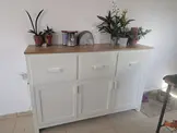 שידה סקנדינבית עם גוף בגוון שמנת ופלטת עץ אלון טבעי מבית פוני סטייל
