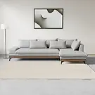 ספה מודרנית וחלקה בצבע שמנת עם כריות תואמות, אידיאלית כחלק מקולקציית ספות לסלון